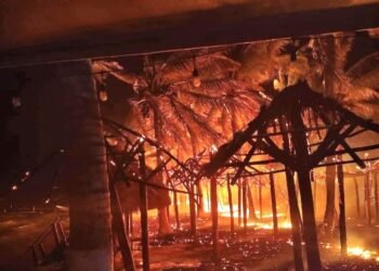 Un incendio arrasó con 50 palapas en el corazón turístico de Mahahual; detienen al implicado