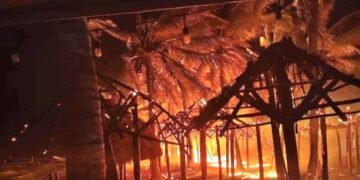 Un incendio arrasó con 50 palapas en el corazón turístico de Mahahual; detienen al implicado