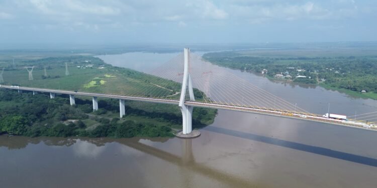 Modernizan el primer puente atirantado de México en Veracruz
