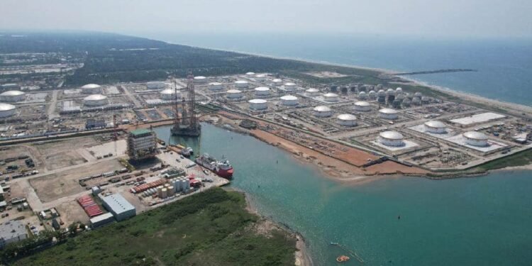 Falla en línea de descarga provoca conato de incendio en la Refinería Olmeca de Dos Bocas