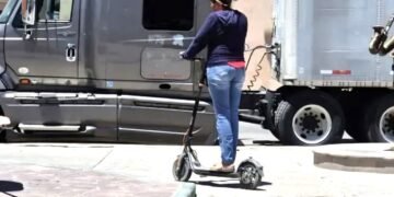 ¿Te trasladas en Scooter? Prepárate para casco y placas; alistan reforma para la micromovilidad