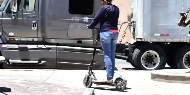 ¿Te trasladas en Scooter? Prepárate para casco y placas; alistan reforma para la micromovilidad