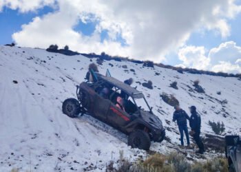 ¡Se le hizo fácil! Mete vehículo razer al nevado y lo atrapan; enfrenta cargos por daños ambientales