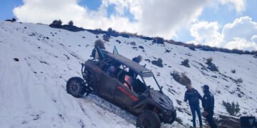 ¡Se le hizo fácil! Mete vehículo razer al nevado y lo atrapan; enfrenta cargos por daños ambientales