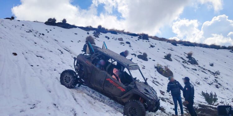 ¡Se le hizo fácil! Mete vehículo razer al nevado y lo atrapan; enfrenta cargos por daños ambientales