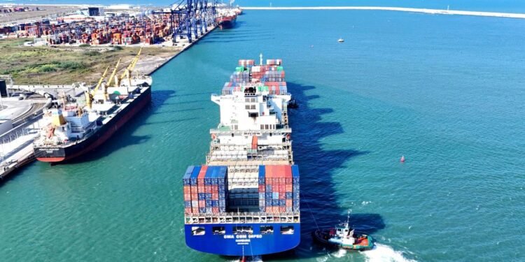 Recibe Hutchison Ports ICAVE el buque más grande en la historia del Puerto de Veracruz