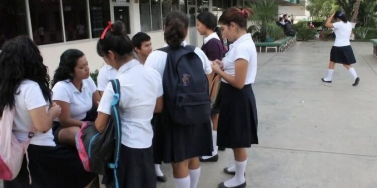 Busca SEQ frenar acoso a alumnas de secundaria, distribuirá 450 mil toallas sanitarias