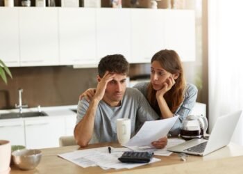 Así se endeudan los mexicanos, gastan más de lo que ganan y deben hasta 200 mil pesos