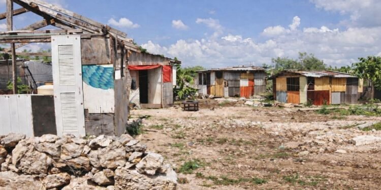 La pobreza baja en México, pero millones aún viven con carencias