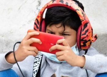 ¿Adiós al celular en clase? Congreso analiza prohibirlo en escuelas de educación básica