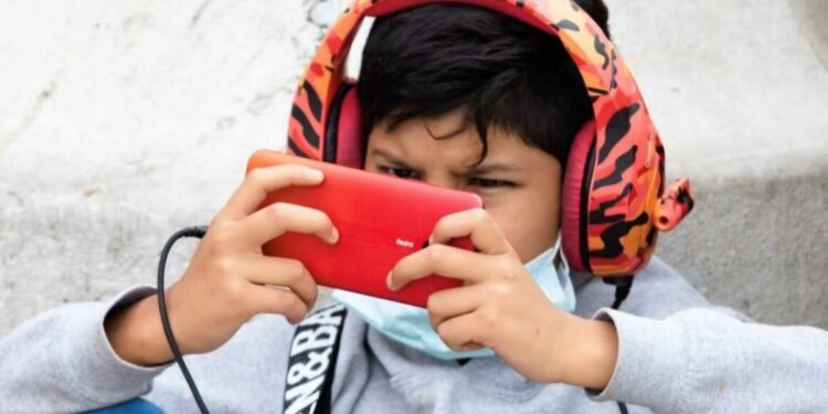 ¿Adiós al celular en clase? Congreso analiza prohibirlo en escuelas de educación básica