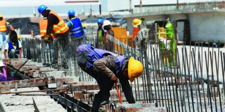 Constructoras locales buscan acceso a obra pública para frenar cierres