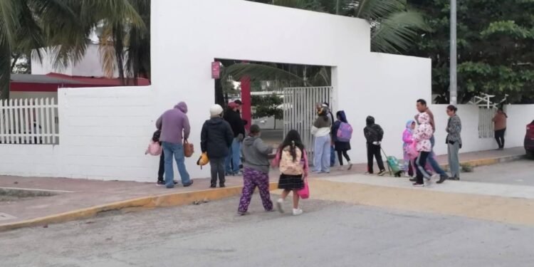 Por inacción de la SEQ, padres y madres de familia modifican horario de entrada a escuelas