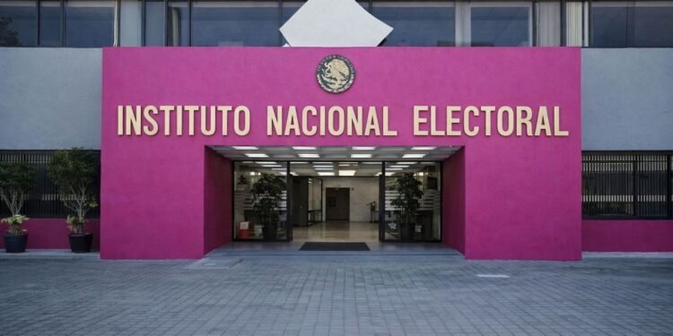 INE escala medidas sanitarias y combina cubrebocas con home office