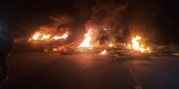 Bloquea un grupo de personas armadas la carretera Limones – Felipe Carrillo Puerto