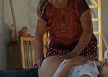 Guardiana del vientre: María Elide Chan y la resistencia de la partería tradicional en Sabán