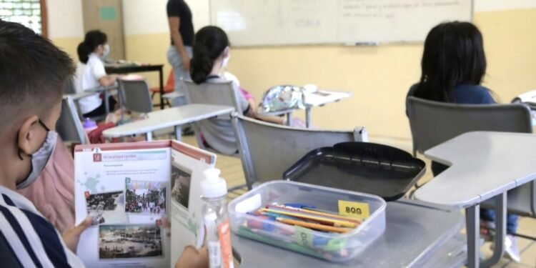 Refuerzan protocolos sanitarios en escuelas ante aumento en casos de sarampión