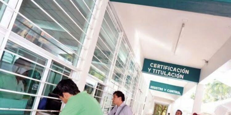 Egresados universitarios de escuelas particulares esperan hasta tres años para recibir su título