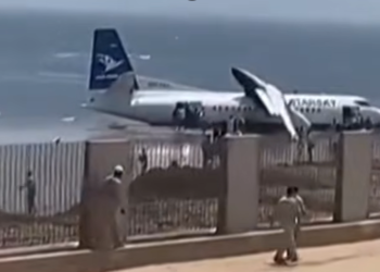 Terror y alivio en Somalia: avión se estrella en playa, los pasajeros y la tripulación se salvan