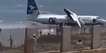 Terror y alivio en Somalia: avión se estrella en playa, los pasajeros y la tripulación se salvan