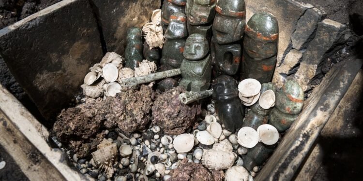 83 figuras y ritual monumental: INAH documenta ofrendas sin precedentes en el Templo Mayor