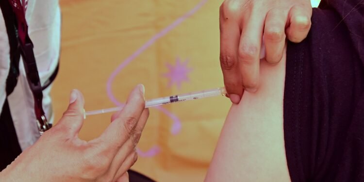 Sheinbaum descarta crisis por sarampión y anuncia refuerzo de vacunación