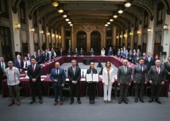 Gobierno y gasolineros renuevan acuerdo para mantener la gasolina regular por debajo de $24