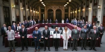 Gobierno y gasolineros renuevan acuerdo para mantener la gasolina regular por debajo de $24