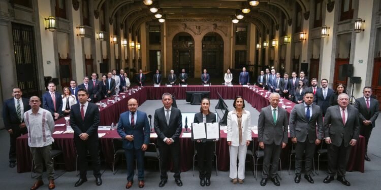 Gobierno y gasolineros renuevan acuerdo para mantener la gasolina regular por debajo de $24