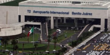 Operativos de Guardia Nacional en el AICM reavivan disputa entre Uber y taxistas