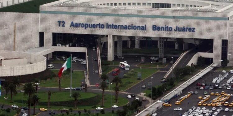 Operativos de Guardia Nacional en el AICM reavivan disputa entre Uber y taxistas