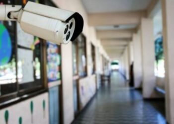 Ojos en las escuelas: reactivan videovigilancia para frenar robos y violencia