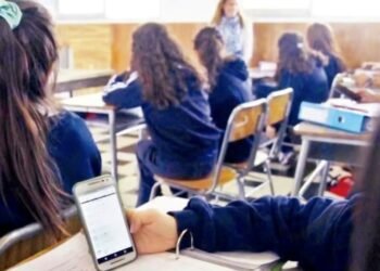 Sin distractores en las aulas: el Congreso abre debate para regular uso del celular en escuelas