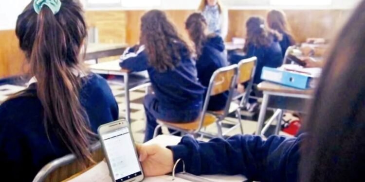 Sin distractores en las aulas: el Congreso abre debate para regular uso del celular en escuelas