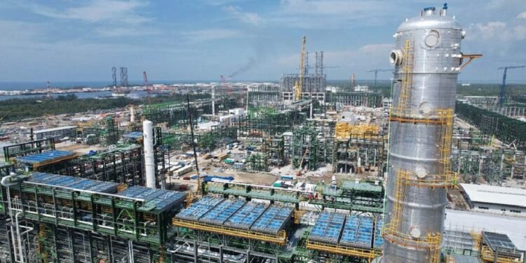 Refinería Olmeca enfrenta tercer incidente en semanas; activan protocolo ambiental