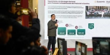 Gasolina en México mantiene una tendencia baja desde 2025; Profeco vigila precios y márgenes