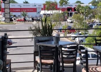 Restauranteros locales luchan por cubrir el aumento salarial del 13%