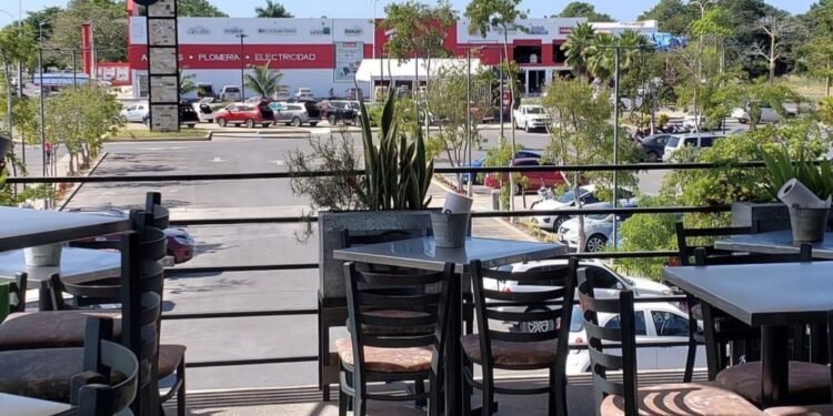 Restauranteros locales luchan por cubrir el aumento salarial del 13%