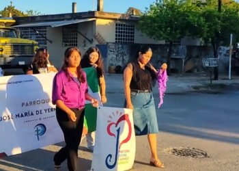 Jóvenes participan en marcha penitencial en Chetumal por la paz y el apoyo al prójimo