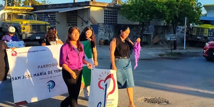 Jóvenes participan en marcha penitencial en Chetumal por la paz y el apoyo al prójimo