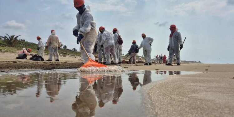 Despliegue interinstitucional de 3 mil elementos refuerza limpieza por hidrocarburos en el Golfo