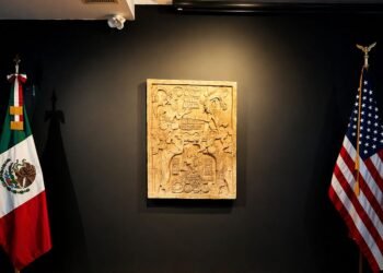 Ya viene de regreso: Consulado de México en NY restituye dintel maya de Yaxchilán