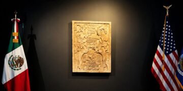 Ya viene de regreso: Consulado de México en NY restituye dintel maya de Yaxchilán