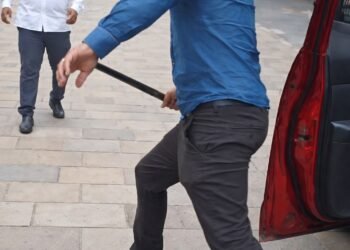 Ruletero y Uber se enfrentan con machete en mano; Gobierno advierte retiro de concesiones