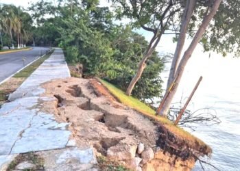 Erosión costera daña el Boulevard Bahía; advierten riesgos para peatones