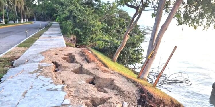 Erosión costera daña el Boulevard Bahía; advierten riesgos para peatones