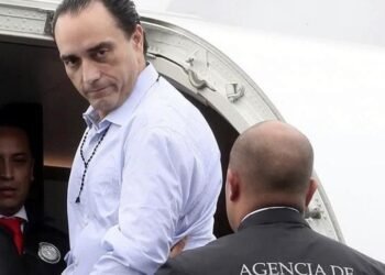 Denuncian monopolio de combustibles con sobreprecios de hasta $1.60 por litro