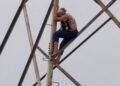¿Qué llevó a una mujer de 67 años a subir a una torre eléctrica? rescate moviliza a Apodaca