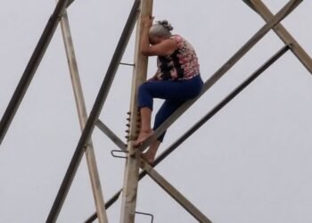 ¿Qué llevó a una mujer de 67 años a subir a una torre eléctrica? rescate moviliza a Apodaca