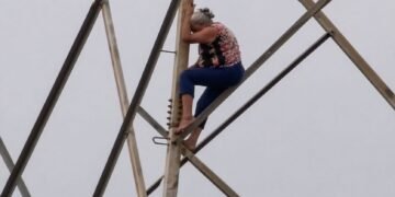 ¿Qué llevó a una mujer de 67 años a subir a una torre eléctrica? rescate moviliza a Apodaca